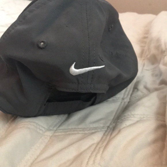 Barely worn grey nike golf hat!! - Picture 2 of 2